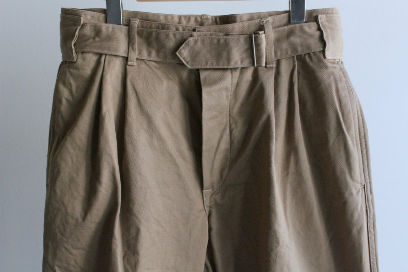 COMOLI / BELTED CHINO – MaW SAPPORO