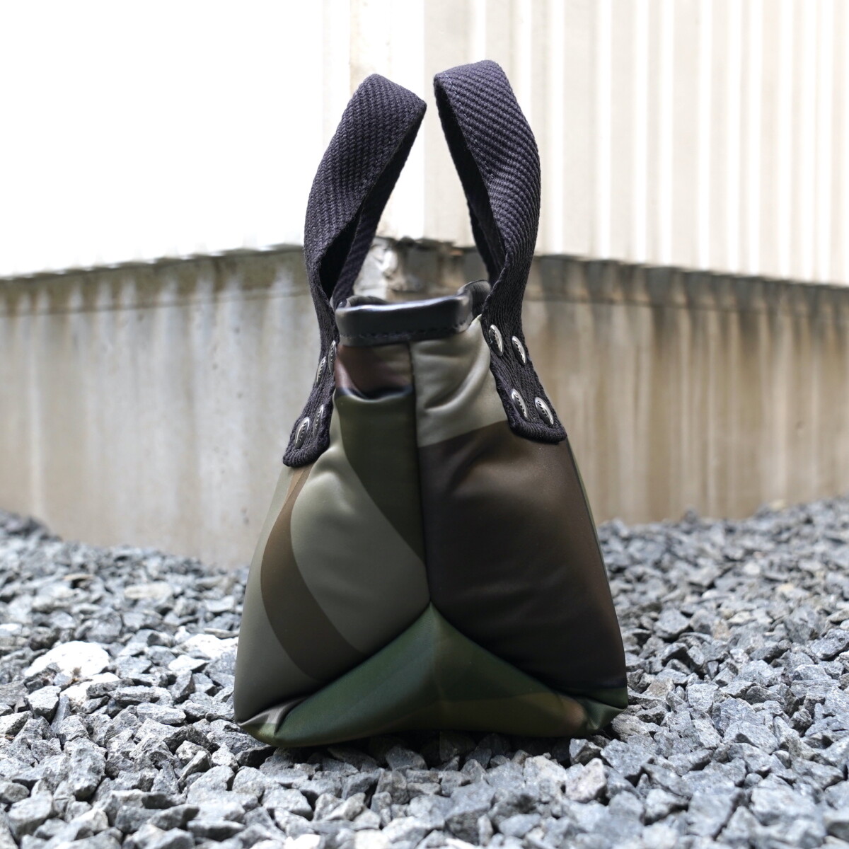 新品sacai x KAWS / Tote LargeサイズCAMOUFLAGE - ファッション